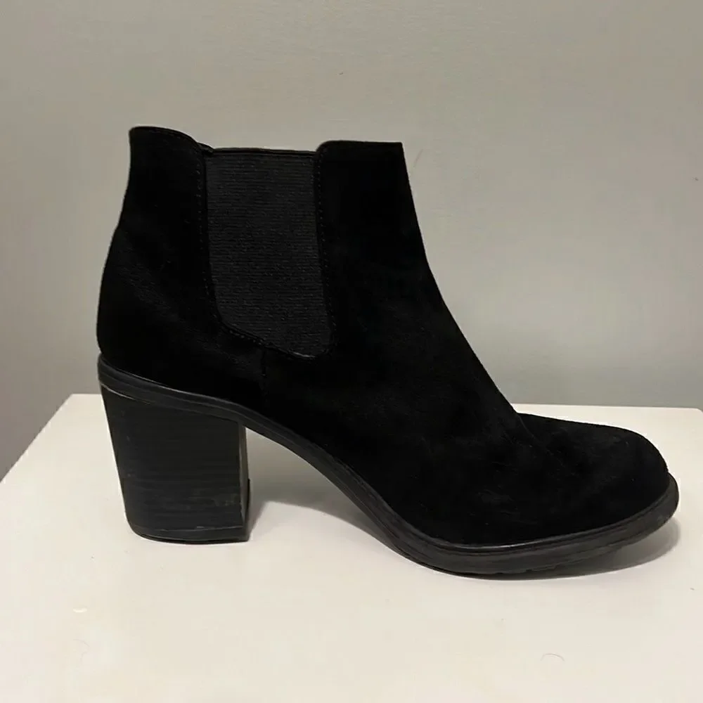 Merona Women's Black Classic Wedge Heel Slip On Slimming Ankle Boots Size 8